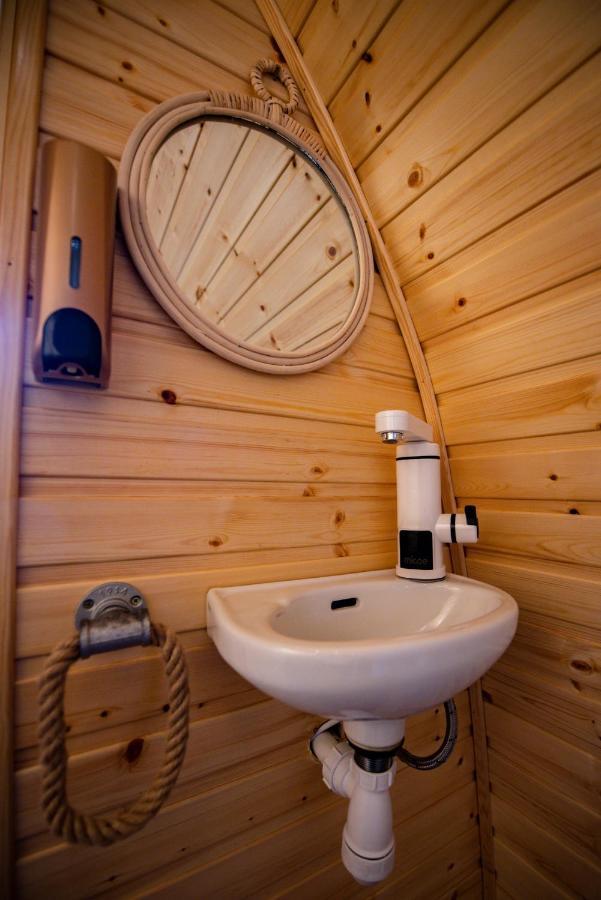 Highland & Transylvania Glamping Pods Roybridge Exterior foto